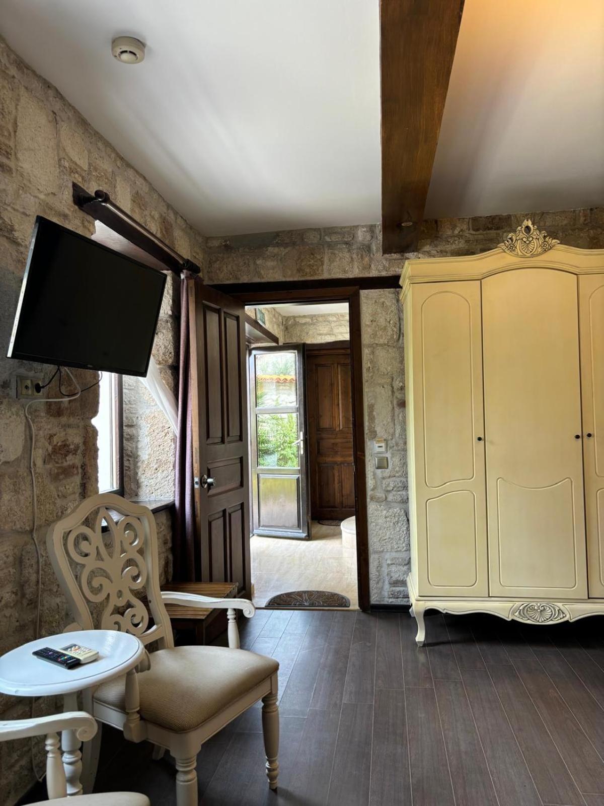 Griffon Hotel Yenifoca Esterno foto