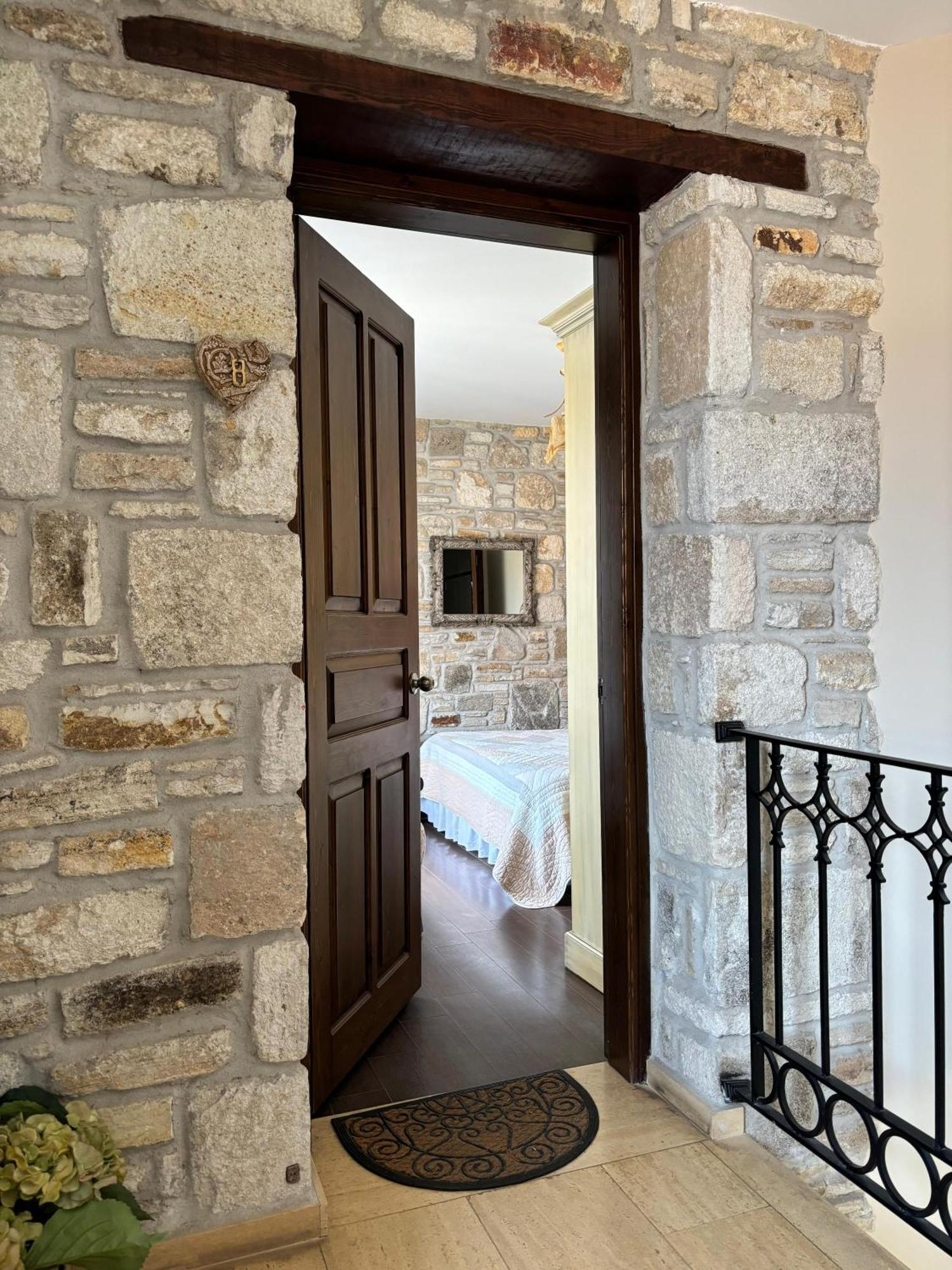 Griffon Hotel Yenifoca Esterno foto